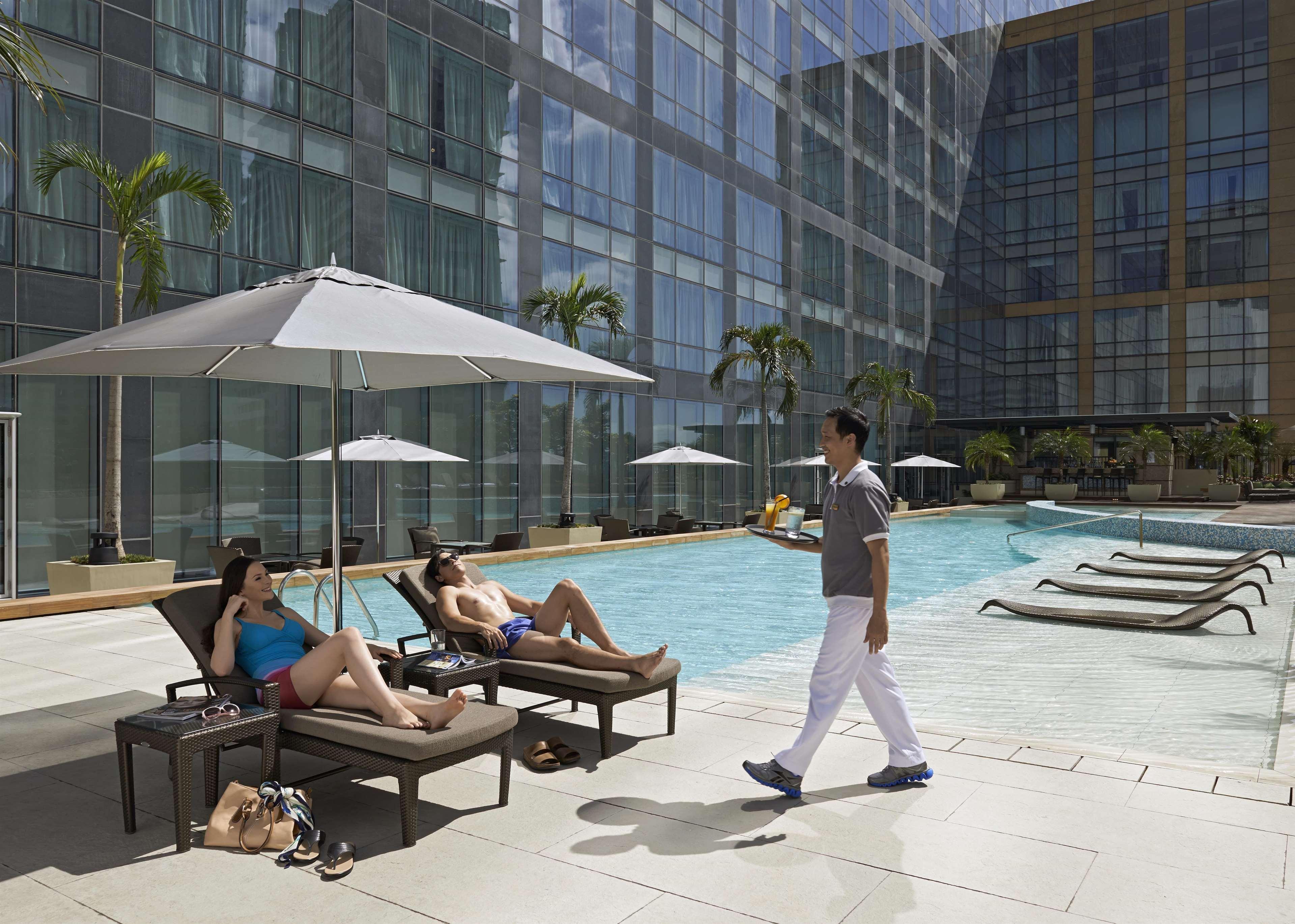 Hotel Fairmont Makati Makati City Zewnętrze zdjęcie The pool at the hotel