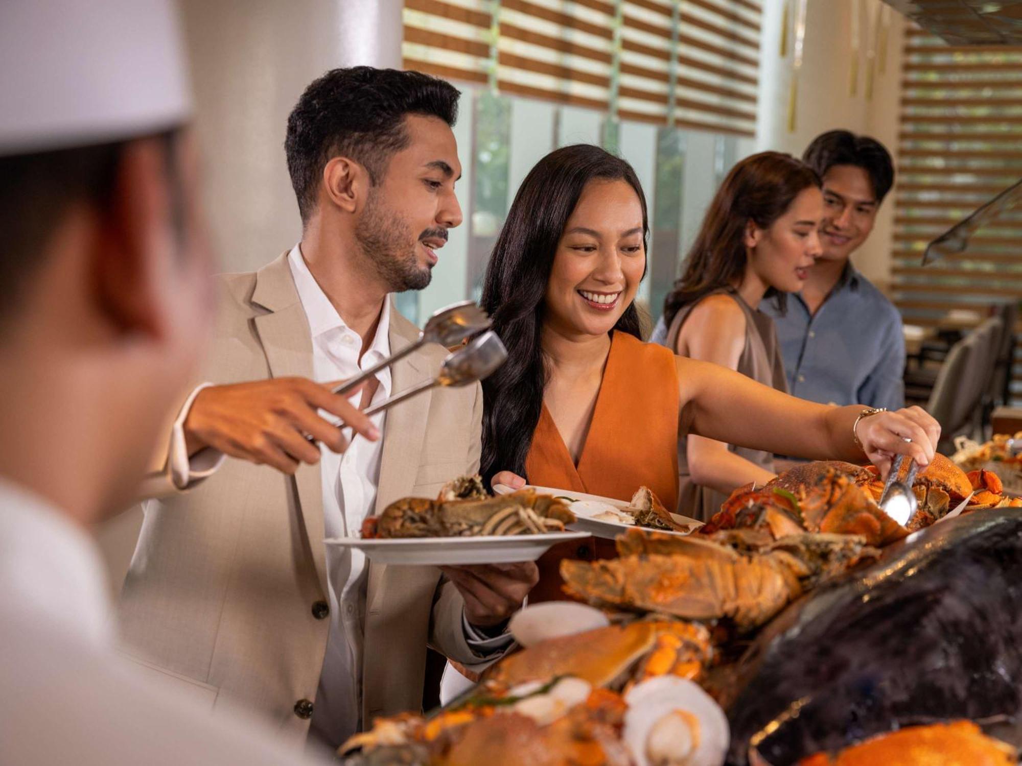 Hotel Fairmont Makati Makati City Zewnętrze zdjęcie A buffet at a hotel