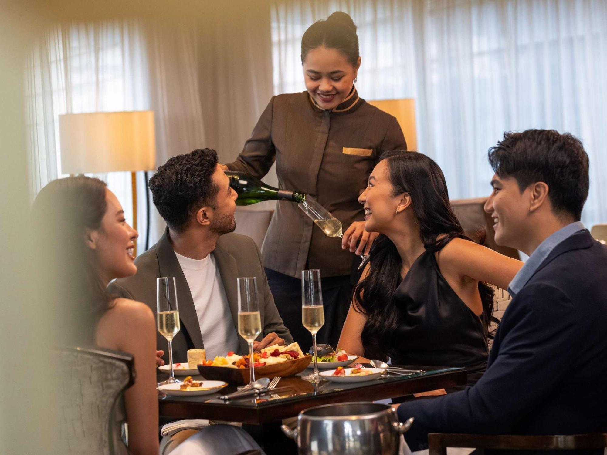 Hotel Fairmont Makati Makati City Zewnętrze zdjęcie A butler serving drinks at a party