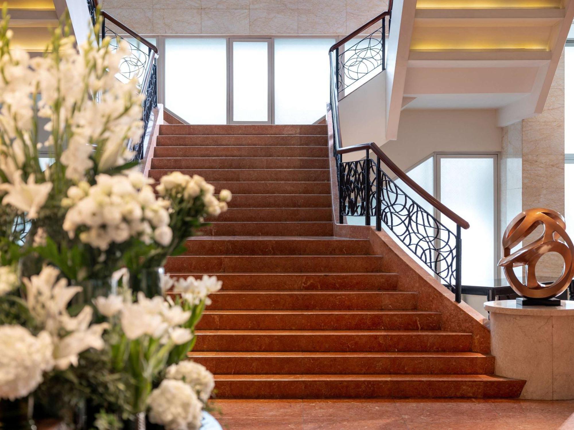 Hotel Fairmont Makati Makati City Zewnętrze zdjęcie The staircase at the lobby