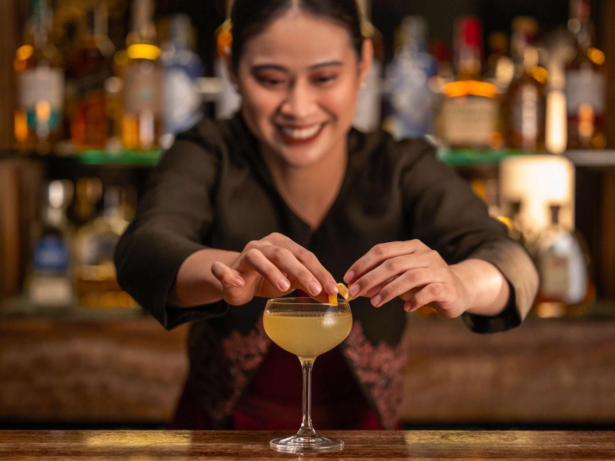 Hotel Fairmont Makati Makati City Zewnętrze zdjęcie A bartender at work