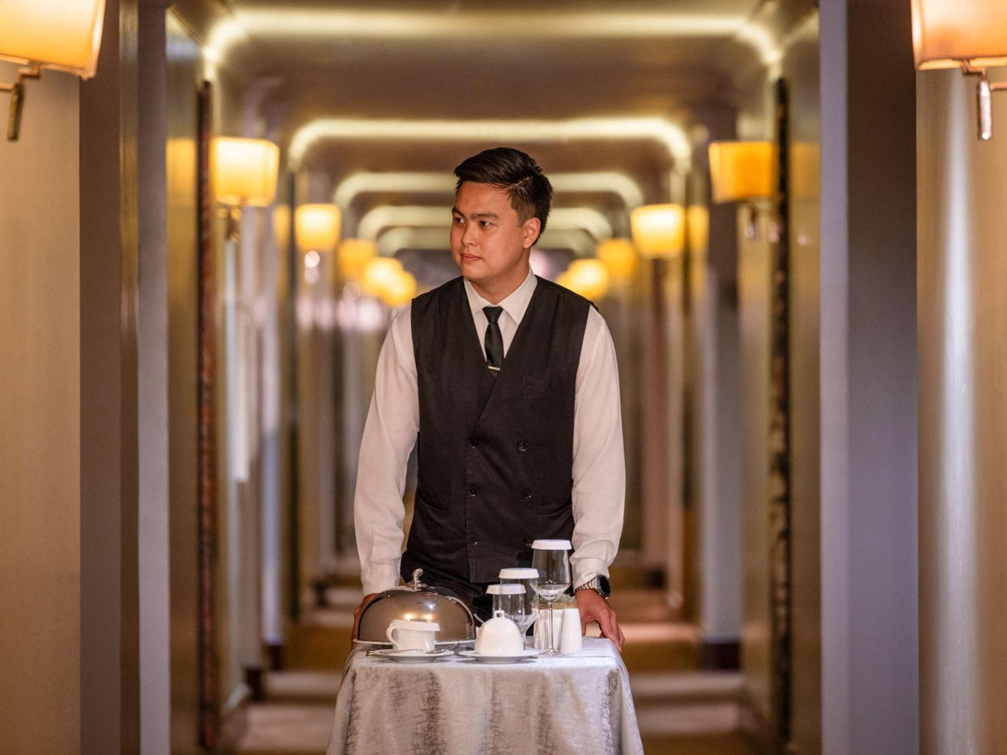 Hotel Fairmont Makati Makati City Zewnętrze zdjęcie A room service attendant at work