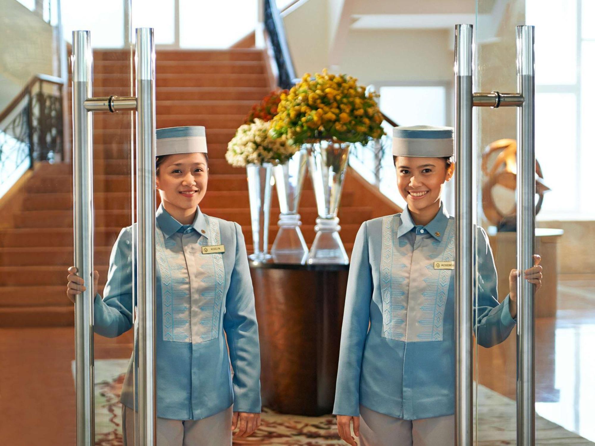 Hotel Fairmont Makati Makati City Zewnętrze zdjęcie Doormen at the Shangri-La Hotel, Kuala Lumpur