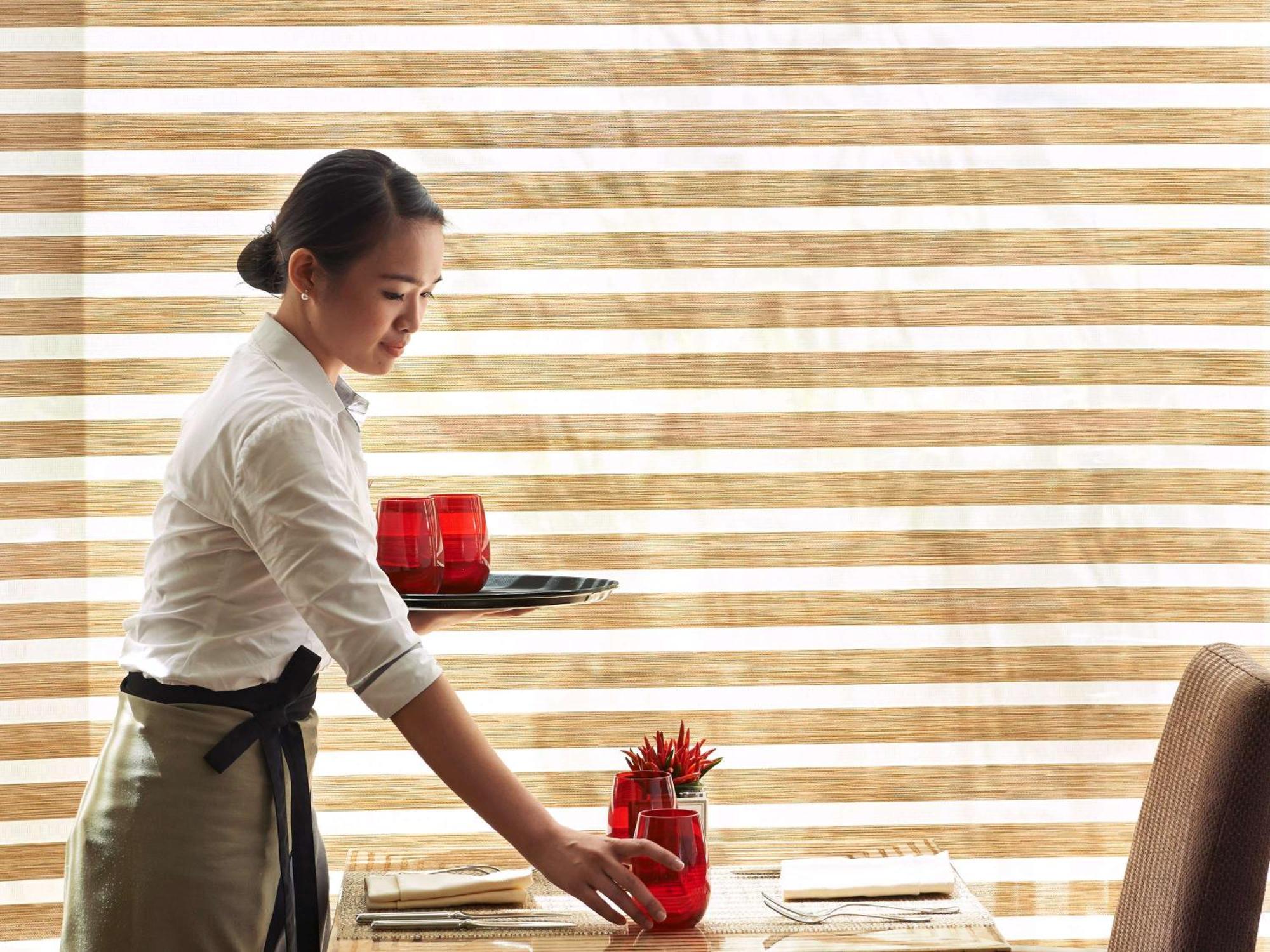 Hotel Fairmont Makati Makati City Zewnętrze zdjęcie A restaurant server