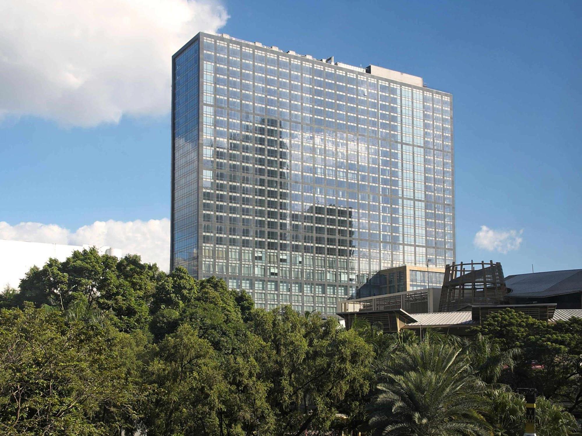 Hotel Fairmont Makati Makati City Zewnętrze zdjęcie The 101-story, 1,000-room, 1.2 million square feet (111,000 m2) Hyatt Regency Houston is the largest hotel in Texas.