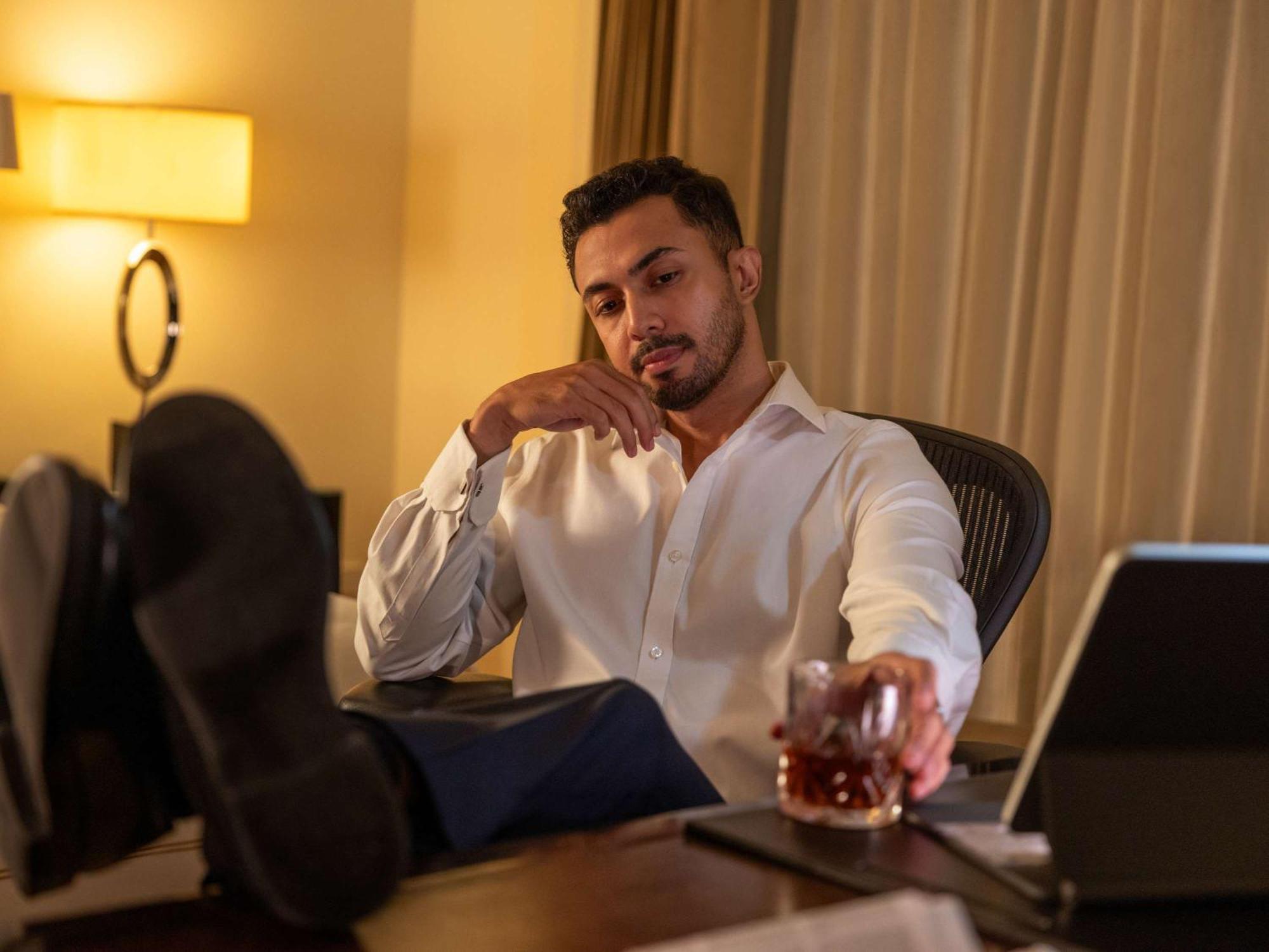 Hotel Fairmont Makati Makati City Zewnętrze zdjęcie A businessman drinking alcohol