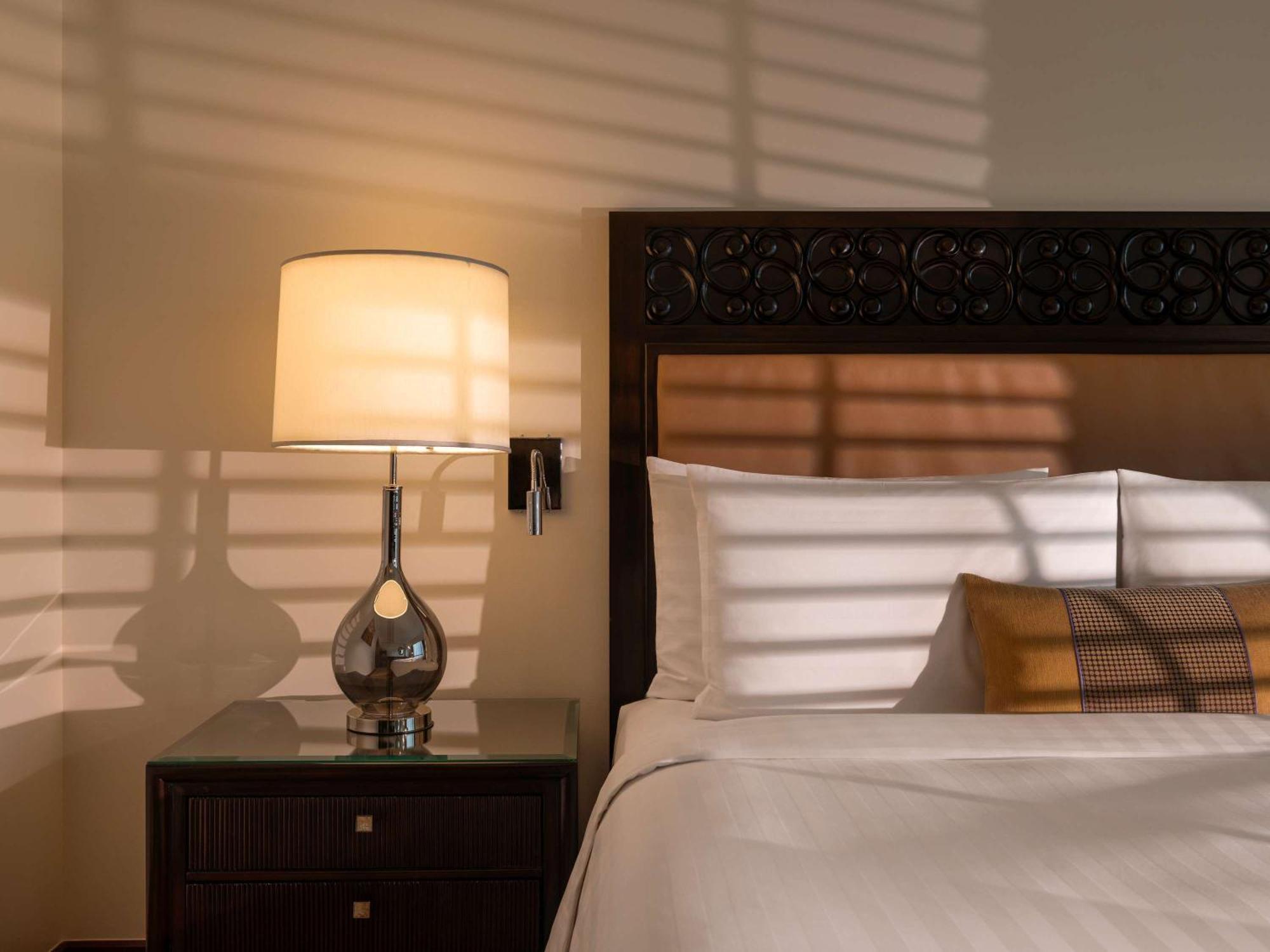 Hotel Fairmont Makati Makati City Zewnętrze zdjęcie A lamp on a bedside table