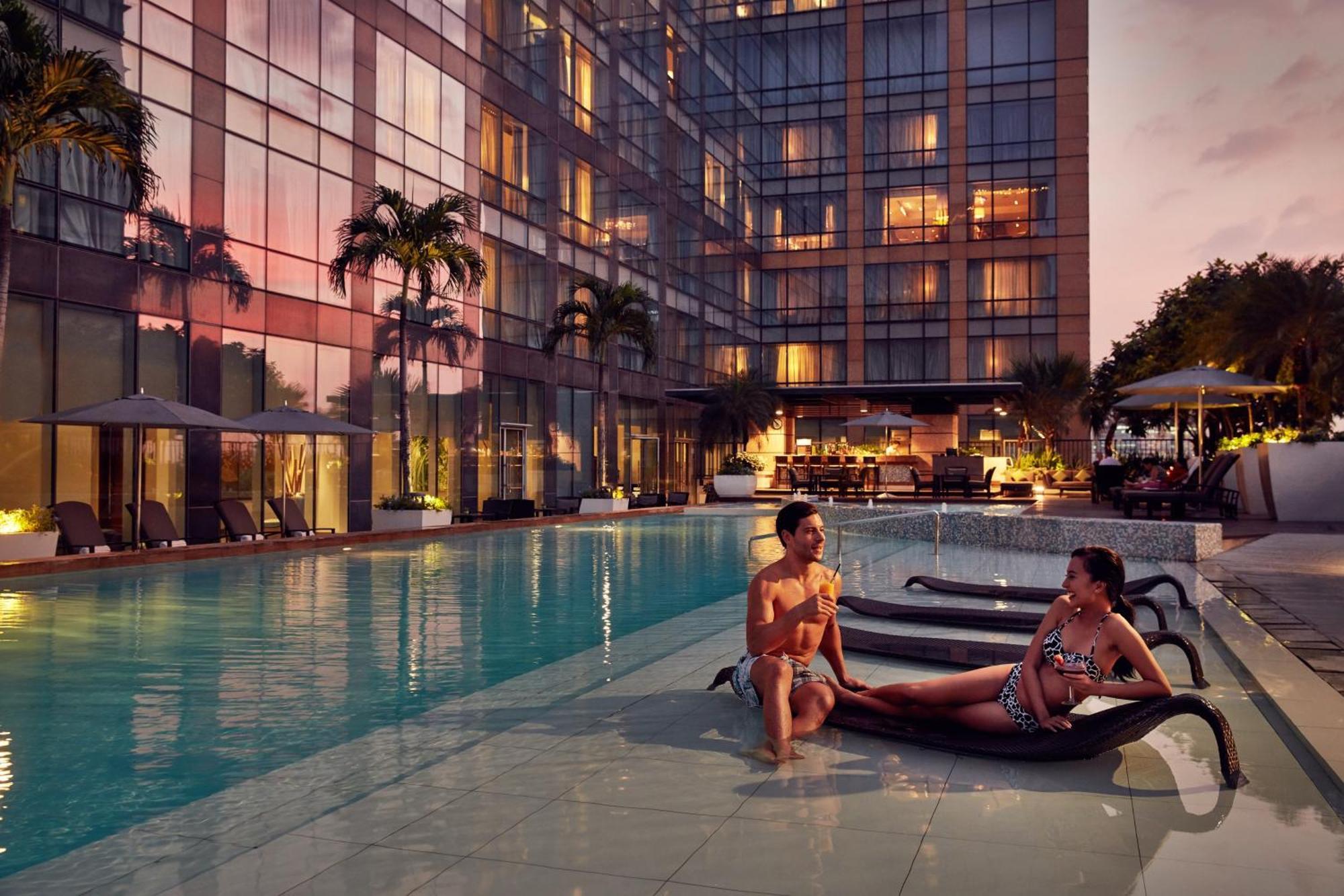 Hotel Fairmont Makati Makati City Zewnętrze zdjęcie The pool at the hotel